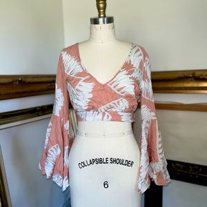 Beachy crop top with Flowey sleeves